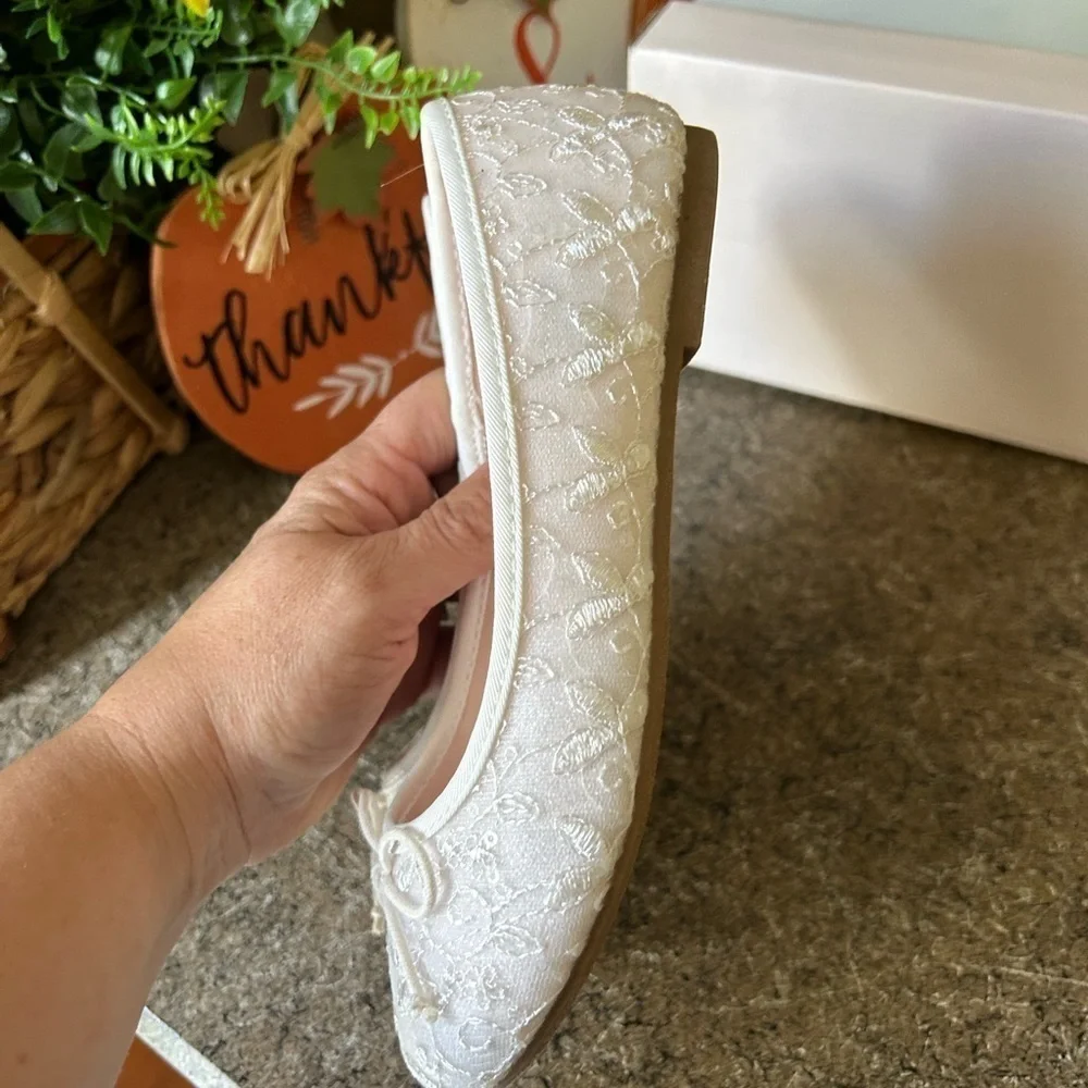 NIB SO Size 2 PENSACOLA White lace flats